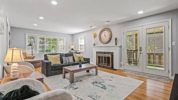 TV connectée, cheminée, table de tennis de table, livres