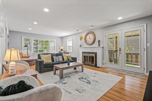 TV connectée, cheminée, table de tennis de table, livres