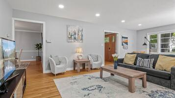 TV connectée, cheminée, table de tennis de table, livres