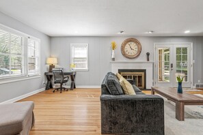 TV connectée, cheminée, table de tennis de table, livres