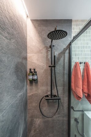 Dusche, Haartrockner, Handtücher, Seife