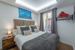 3 slaapkamers, een bureau, een strijkplank/strijkijzer, reisbedje