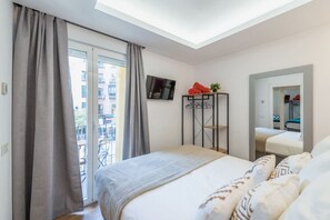 3 bedrooms, desk, iron/ironing board, travel cot