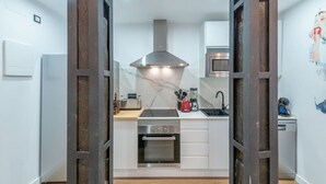 Una cocina compacta con estufa, horno y microondas.