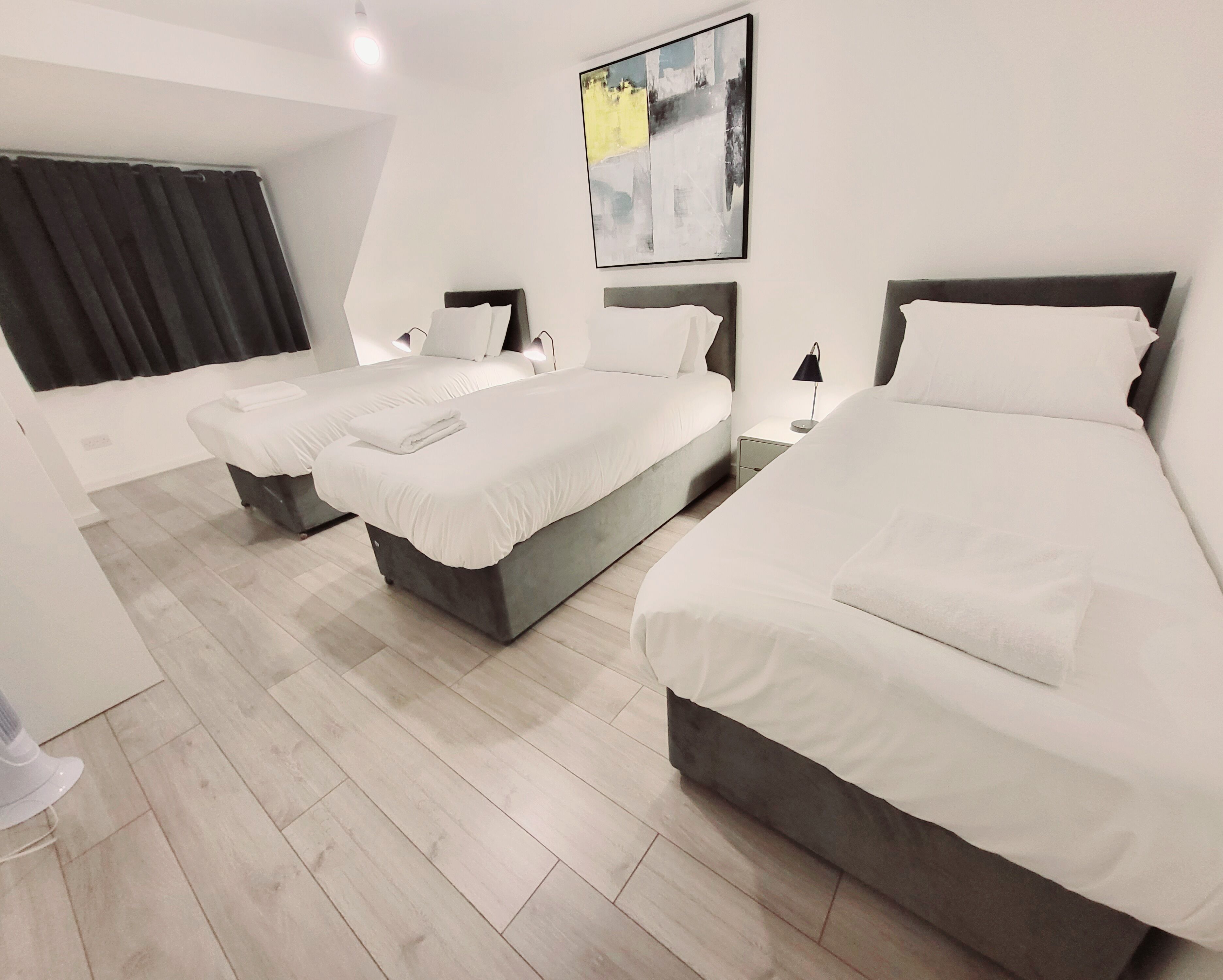 2 bedrooms, desk, WiFi, bed sheets