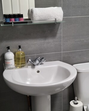 Haartrockner, Handtücher, Seife, Shampoo