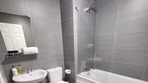 Ein modernes Badezimmer mit Waschbecken, Toilette und Badewanne.