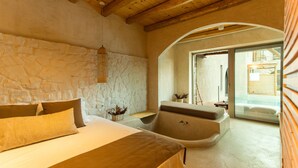 Deluxe Suites | Bathtub | Swim Up | Safe på rommet, lydisolert, strykejern/-brett og wi-fi (inkludert)
