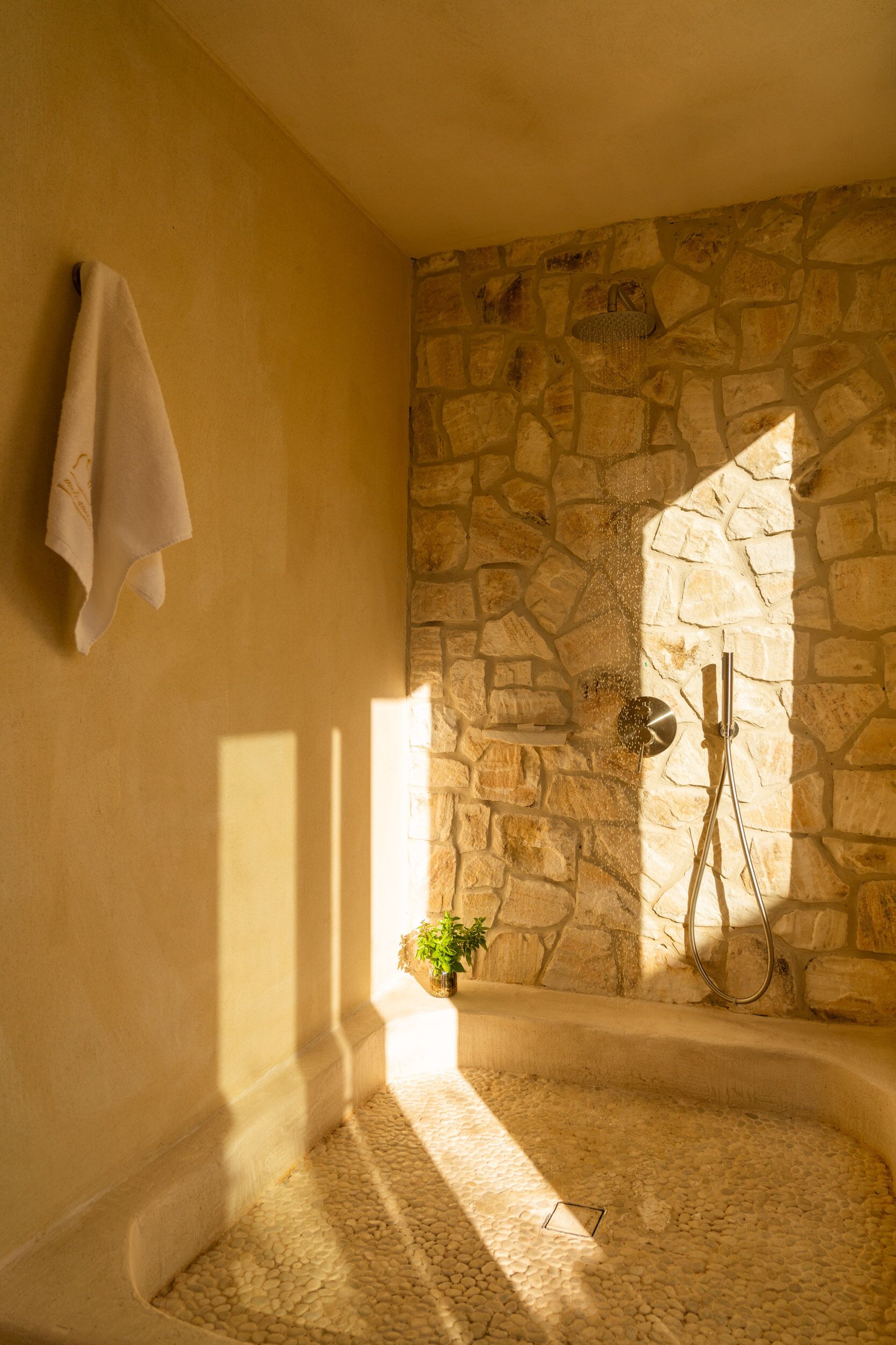 Cave Suite | Bathtub | Swim Up | Bathroom | Free toiletries, hair dryer, slippers