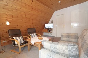 Living area - Das Haus Solveig ist ein Einzelhaus im Grünen Herzen von Westerland. Die Bastianstraße ist Eine Anliegerstraße im Verkehrsberuhigten Bereich. Das Appartement Fenja für bis zu 2 Personen Liegt im Obergeschoß (Westerland)