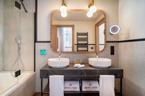 Amenidades de baño gratuitas, secadora de cabello, batas, pantuflas 