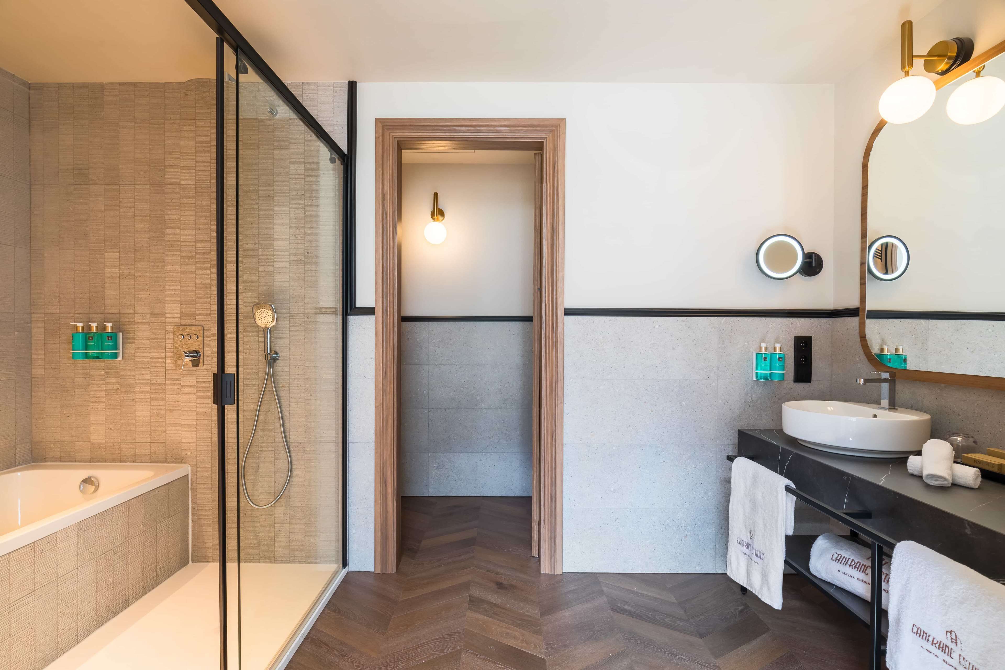 Kostenlose Toilettenartikel, Haartrockner, Bademäntel, Hausschuhe