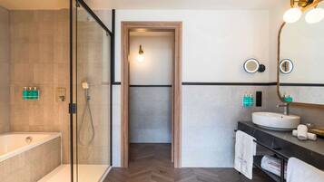 Kostenlose Toilettenartikel, Haartrockner, Bademäntel, Hausschuhe