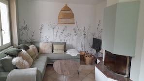 Una televisión, una chimenea, un reproductor estéreo