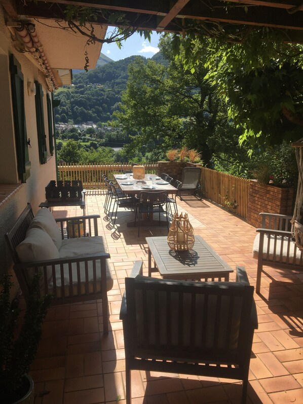 تناول الطعام بالخارج