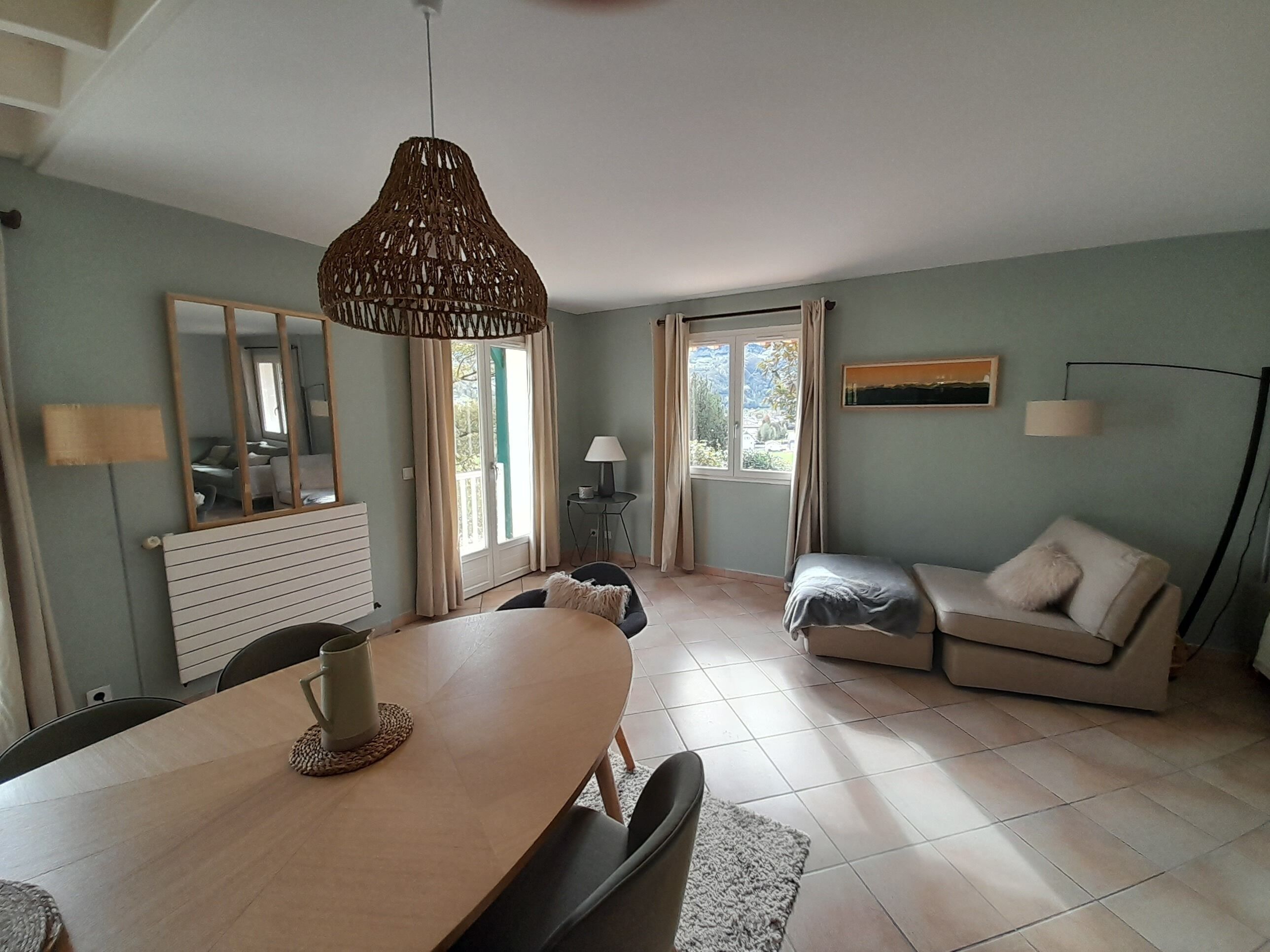 Télévision, cheminée, chaîne hi-fi