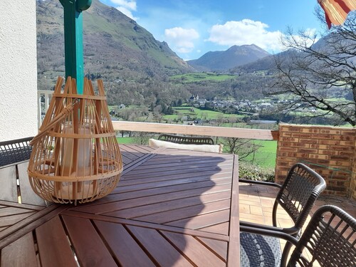 Large, comfortable house with exceptional mountain views