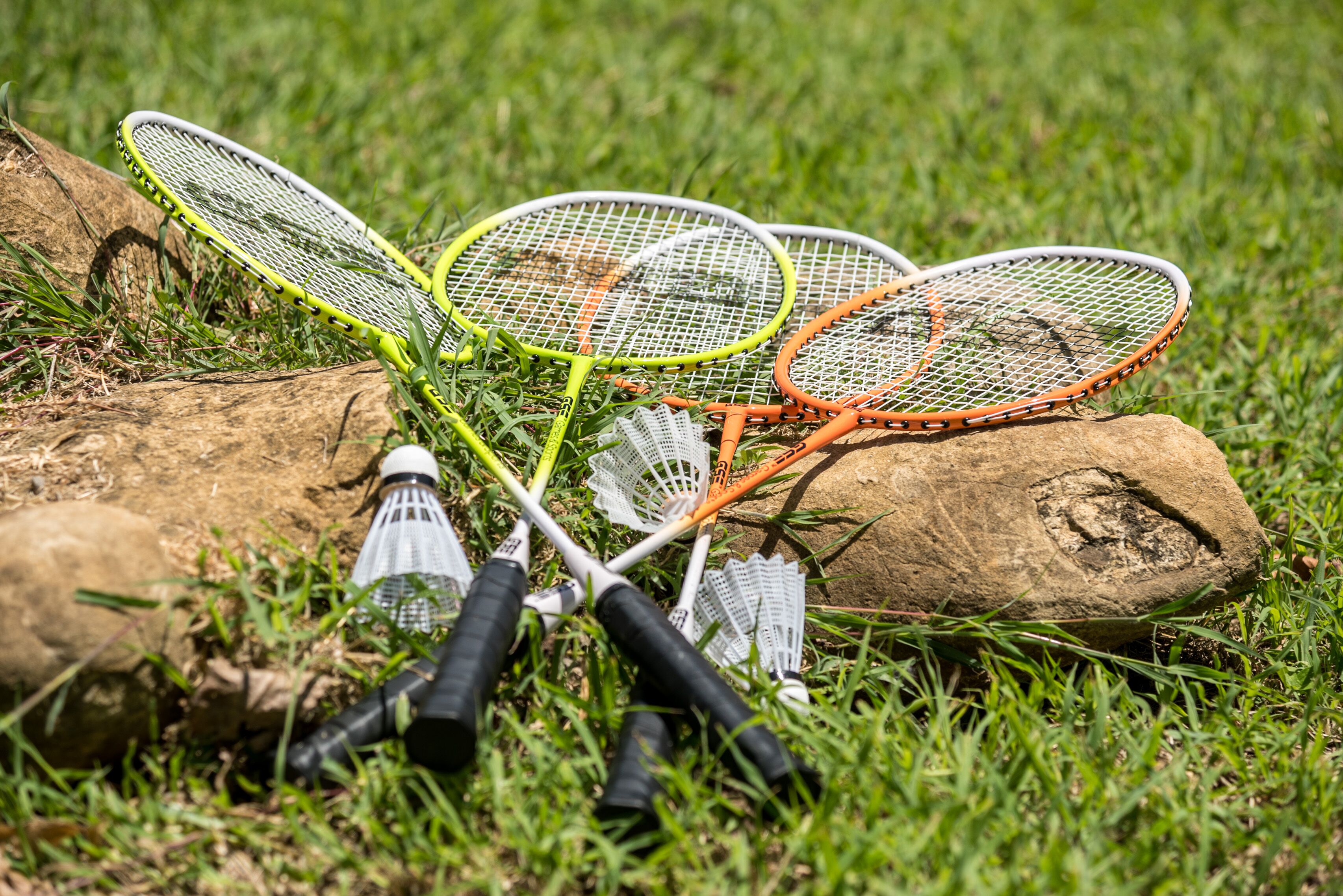 Raquetes de badminton e volantes na grama.