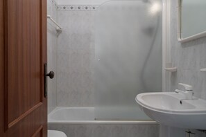 Regadera, bidet, toallas 