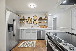 雪櫃、微波爐、爐具、洗碗機