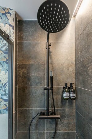 Shower, hair dryer, towels - 1)The Heart Of The City, Sol, By MoNARO (Madrid)