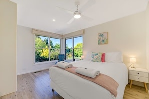4 bedrooms, iron/ironing board, travel cot, WiFi - The Pasadena - Entertainer's Haven, Firepit (Orange)