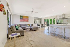 TV, offices - The Pasadena - Entertainer's Haven, Firepit (Orange)