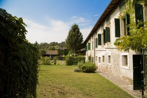 Property grounds - Lindoro - tasteful apt., garden, quiet, close to Peschiera del Garda (Veneto)