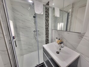 Dusche, Haartrockner, Handtücher, Seife