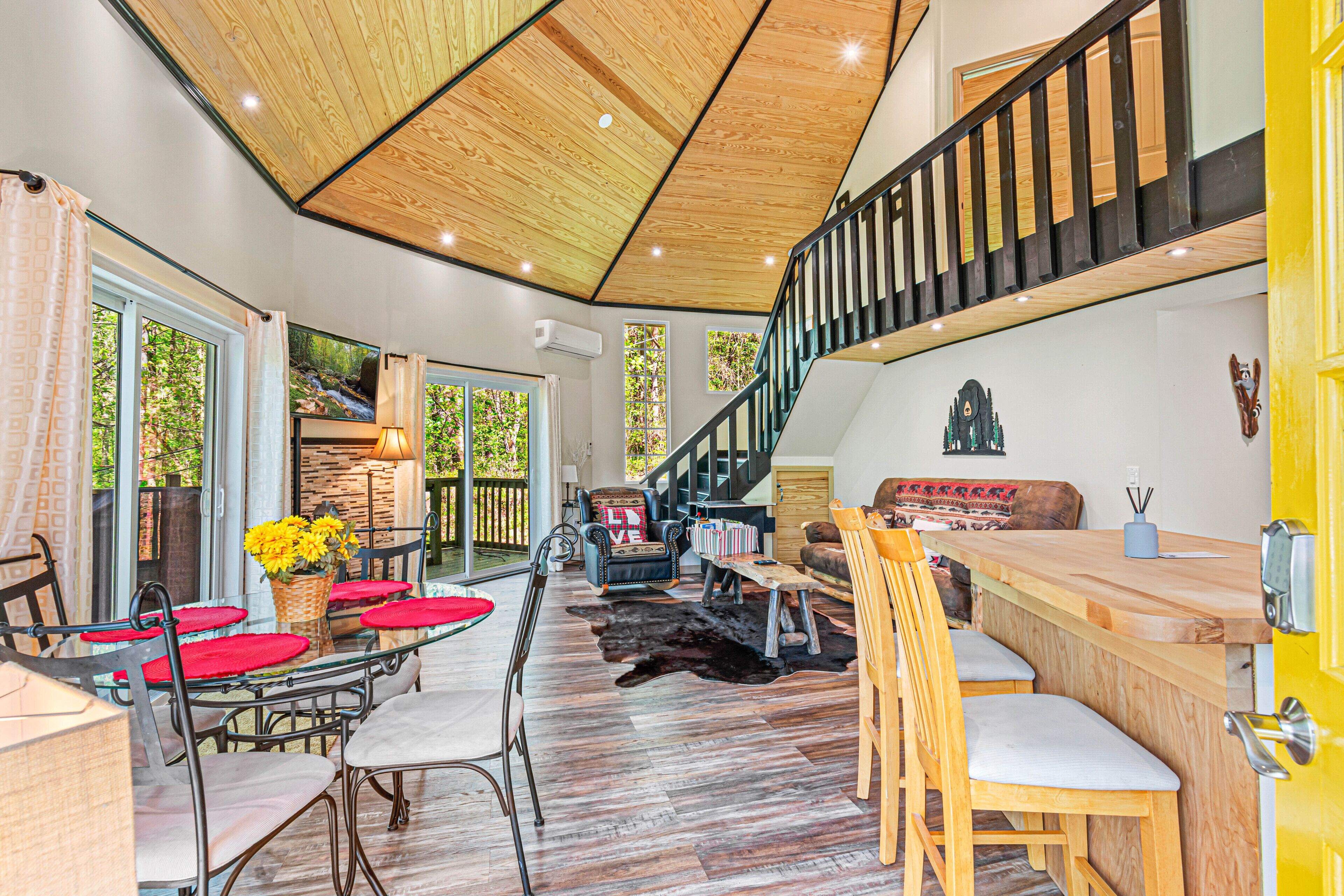 Cozy Yurt Style Cabin 2 mi to downtown Blue Ridge