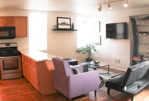 Interior - Carey Way Quarters-Stylish 3BR Loft-Prime Location (Pittsburgh)