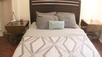 3 habitaciones, escritorio y tabla de planchar con plancha