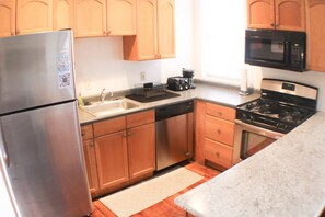 Fridge, microwave, oven, stovetop - Carey Way Quarters-Stylish 3BR Loft-Prime Location (Pittsburgh)