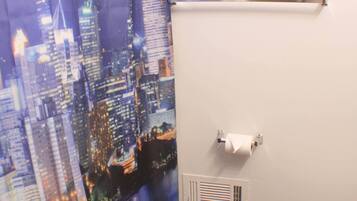 Kylpyamme, hiustenkuivaaja, pyyhkeet