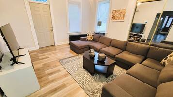 Een televisie en een kantoor