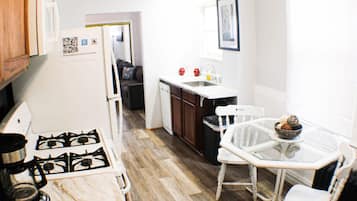 Een koelkast, een magnetron, een oven, een kookplaat