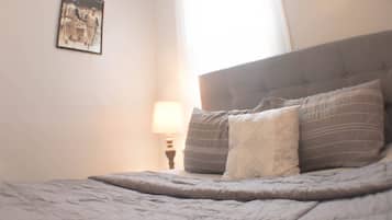 2 habitaciones, escritorio y tabla de planchar con plancha