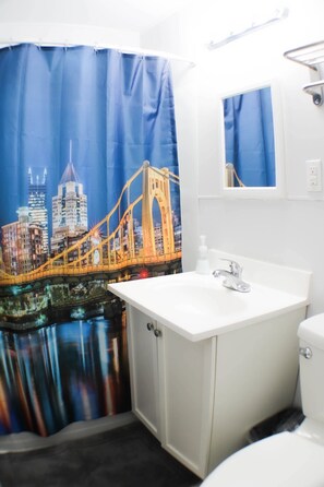 Baignoire, sèche-cheveux, serviettes fournies