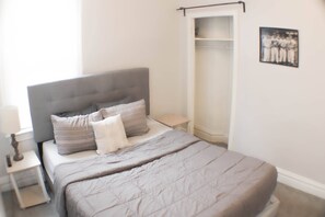 2 chambres, bureau, fer et planche à repasser, lit parapluie