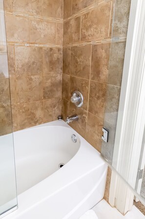 Badewanne, Haartrockner, Handtücher