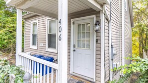 A house with a porch, a white door, and a mailbox. - Charming 1-BR Apartment Near Amazing Views in Pittsburgh! (Pittsburgh)