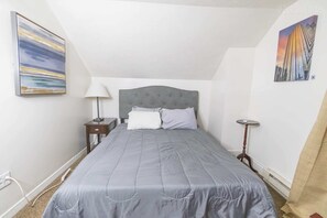 1 bedroom, desk, iron/ironing board, travel crib - Charming 1-BR Apartment Near Amazing Views in Pittsburgh! (Pittsburgh)