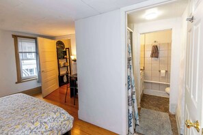 1 habitación, escritorio, tabla de planchar con plancha y cuna de viaje 