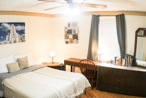1 bedroom, desk, iron/ironing board, travel cot - Comfortable Apartment – Pittsburgh's Little Italy! (Pittsburgh)