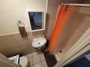 Dusj, hårføner og håndklær