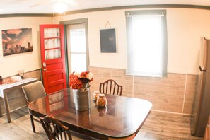 Dining - Comfortable Apartment – Pittsburgh's Little Italy! (Pittsburgh)