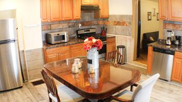 Geladeira, micro-ondas, fogão, cooktop