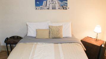 1 quarto, escrivaninha, ferros/tábuas de passar roupa, berço de viagem