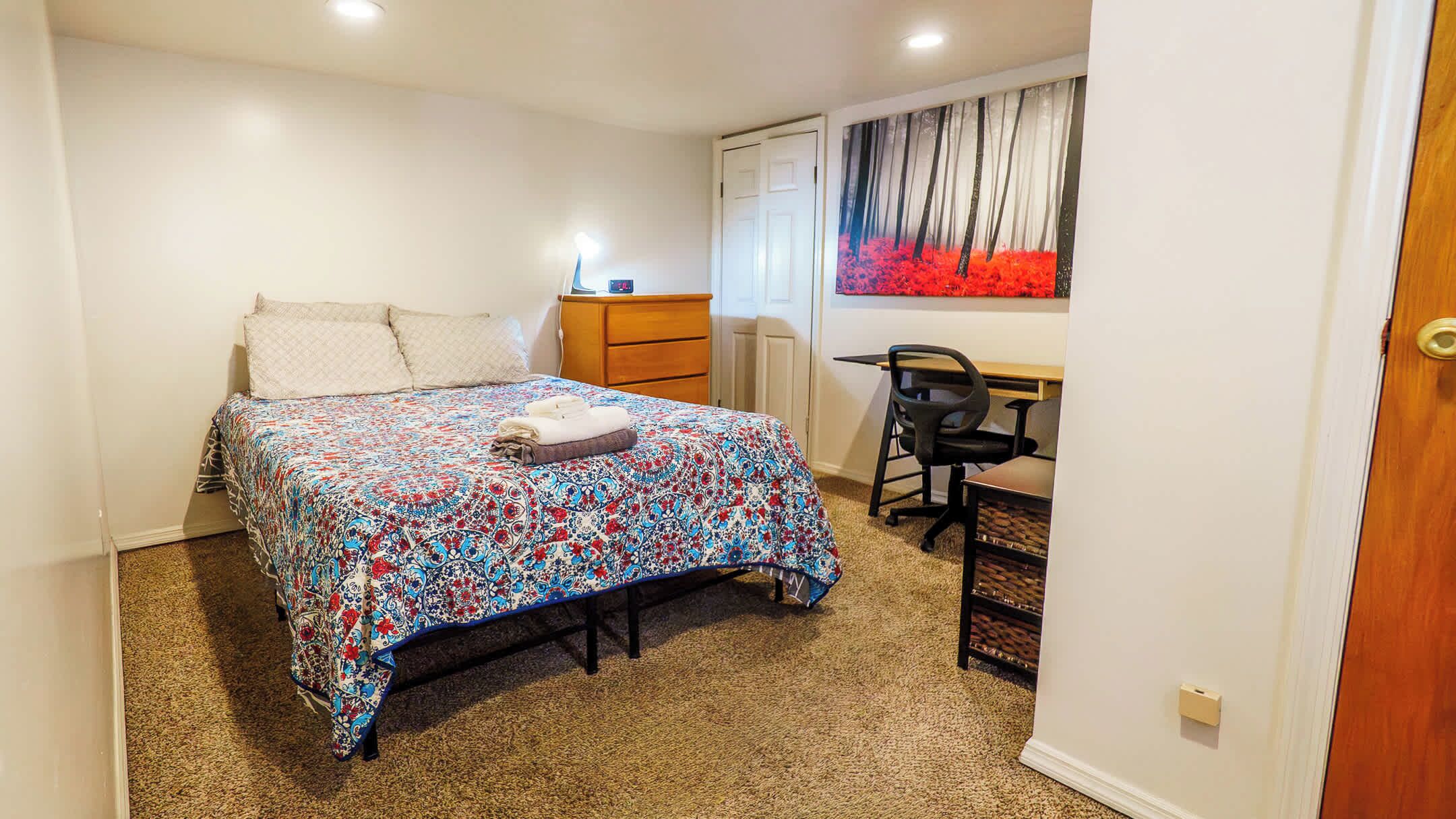 1 soverom, skrivebord, strykejern/-brett og reiseseng for barn