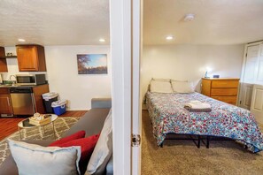 1 makuuhuone, työpöytä, silitysrauta/-lauta, vauvan matkasänky